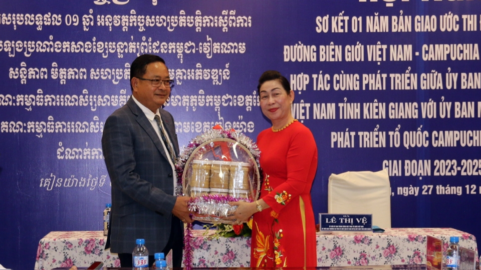 Tại hội nghị, lãnh đạo MTTQ tỉnh Kép tặng quà cho lãnh đạo MTTQ tỉnh Kiên Giang.jpg