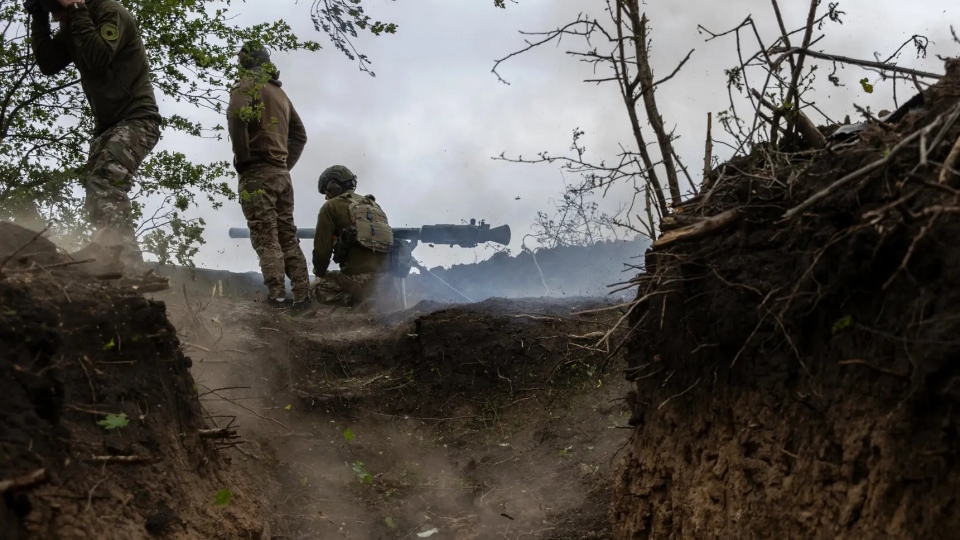chien hao Ukraine o mien Dong, linh Ukraine ban ve phia quan Nga -nytimes.jpg