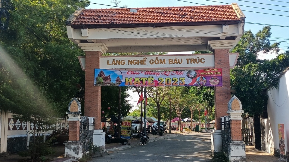 cong_vao_lang_nghe_cham_bau_truc_dang_duoc_trang_tri_anh_d.s.jpg