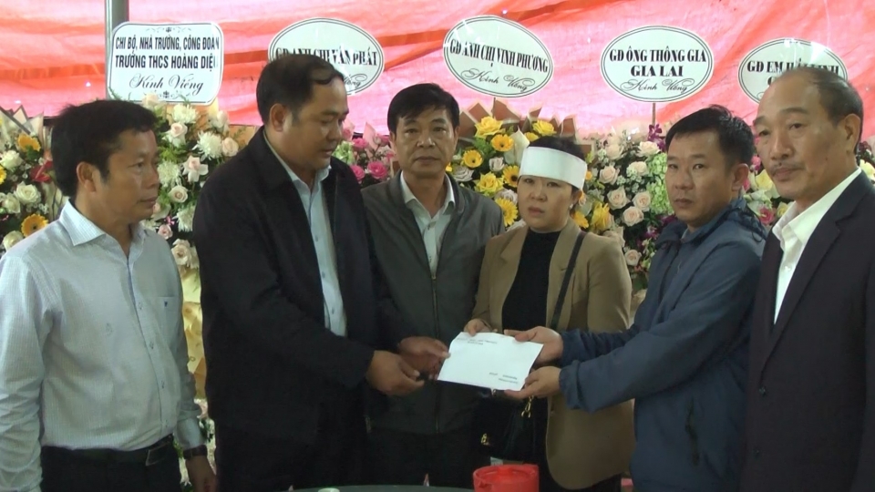 lanh_dao_huyen_uy_uy_ban_nhan_dan_huyen_ea_kar_den_tham_hoi_dong_vien_chia_se_noi_dau_va_trao_tang_mot_phan_kinh_phi_lo_hau_su_cho_gia_dinh_can_bo_kiem_lam_n._k._a._.jpg