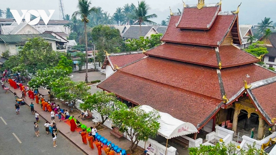 lao_von_la_dat_nuoc_cua_phat_giao_nen_toi_luangprabang_du_khach_de_dang_bat_gap_hanh_trinh_khat_thuc_cua_cac_chu_tang._le_khat_thuc_-_tak_bat_net_dep_truyen_thong_khong_the_thieu.jpeg.jpg