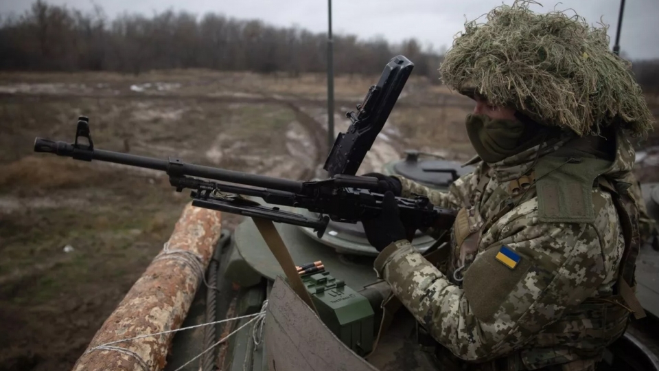 linh Ukraine, sung may Ukraine, tren xe chien dau bo binh Ukraine o Donetsk -getty.jpg