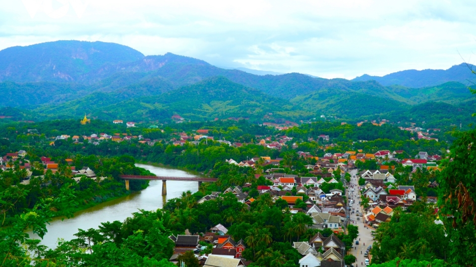 luangprabang_nam_o_phia_bac_lao_cach_thu_do_vientiane_hon_300_km._thanh_pho_nam_tren_mot_ban_dao_duoc_hinh_thanh_boi_song_mekong_va_song_namkhan_xung_quanh_co_cac_day_nui_bao_boc_tao_nen_mot.jpg