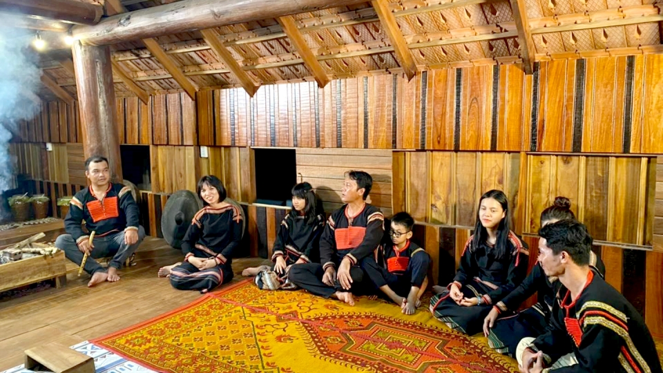 nguoi_hat_ke_su_thi_cham_rai_tro_chuyen_dan_dat_bai_ke_va_ngan_nga_dien_xuong.jpg