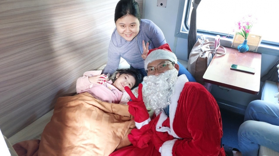 ong_gia_noel_tang_qua_cho_cac_hanh_khach.jpg