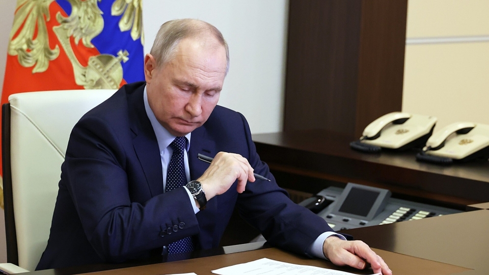 tong thong Nga Putin cam but ngoi o ban giay -sputnik.jpg