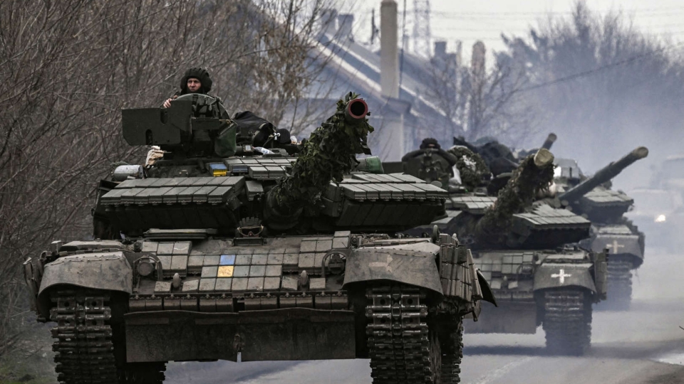 xe tang Ukraine T-61 tien ve Bakhmut (Donetsk) -afp.jpg