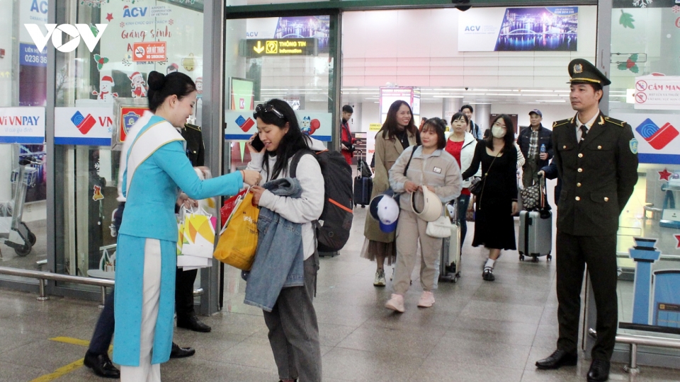 Foreign visitors receive New Year gifts on early days of 2024 1.jpg