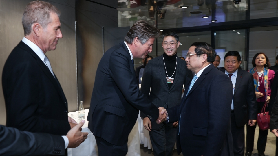 Pham Minh Chinh and leaders of global corporations.jpg