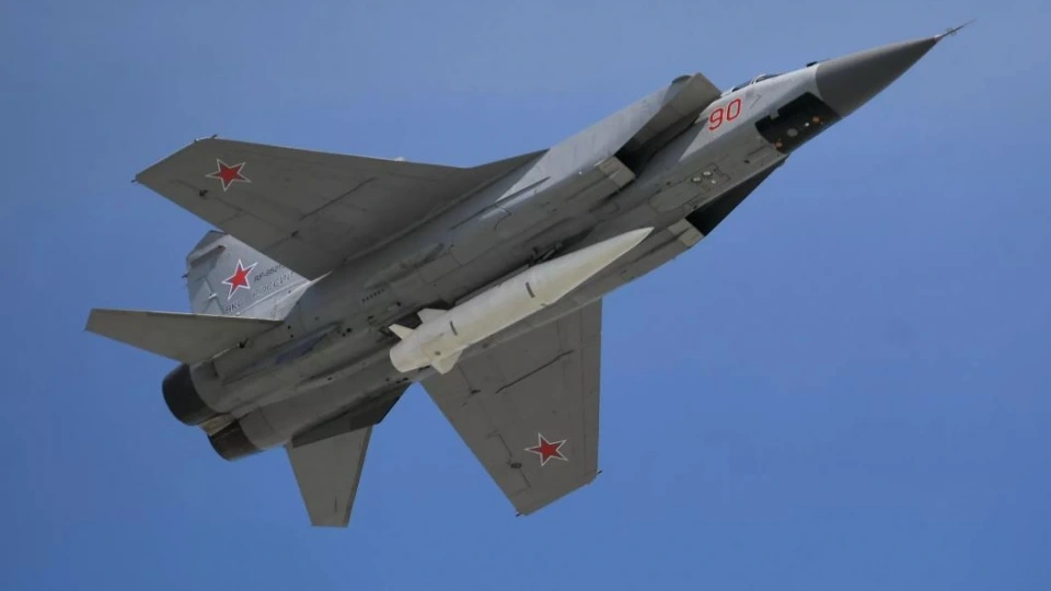 Ten lưa MiG-31 mang ten lua sieu thanh Kinzhal.JPG