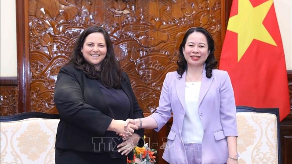 Vice President Vo Thi Anh Xuan receives kay hart, president of International Markets group of Ford Motor.jpg