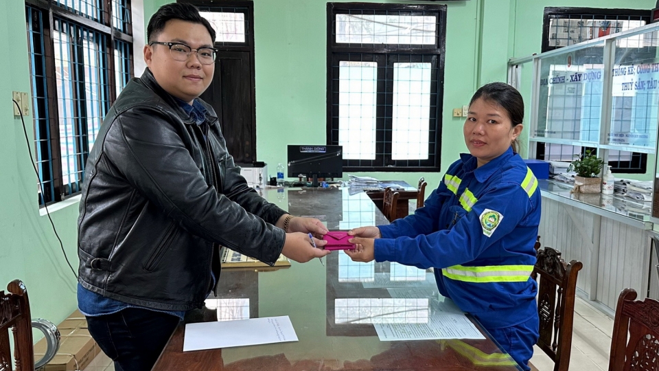 ba_nguyen_thi_trach_cong_nhan_ve_sinh_moi_truong_tra_lai_vi_nhat_duoc_cho_co_quan_chuc_nang.jpg