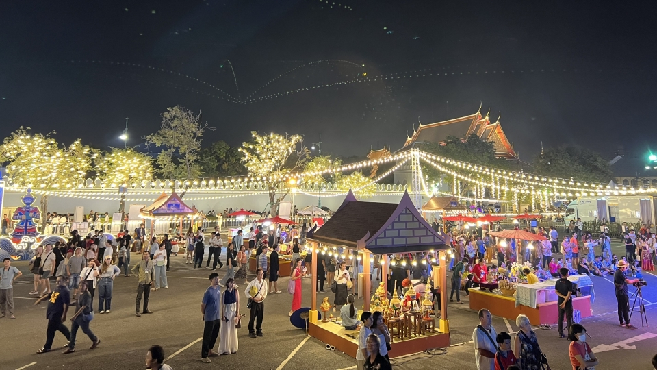 cong_vien_nagarapirom_to_chuc_le_hoi_dem_nguoc_countdown_2024_tai_bangkok_thai_lan._anh_vov_bangkok.jpg