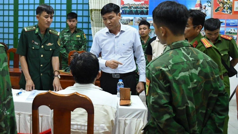 dai_ta_le_van_vy_chi_huy_truong_bo_doi_bien_phong_tinh_tay_ninh_ao_trang_lam_viec_voi_doi_tuong_anh_quan_le.jpg