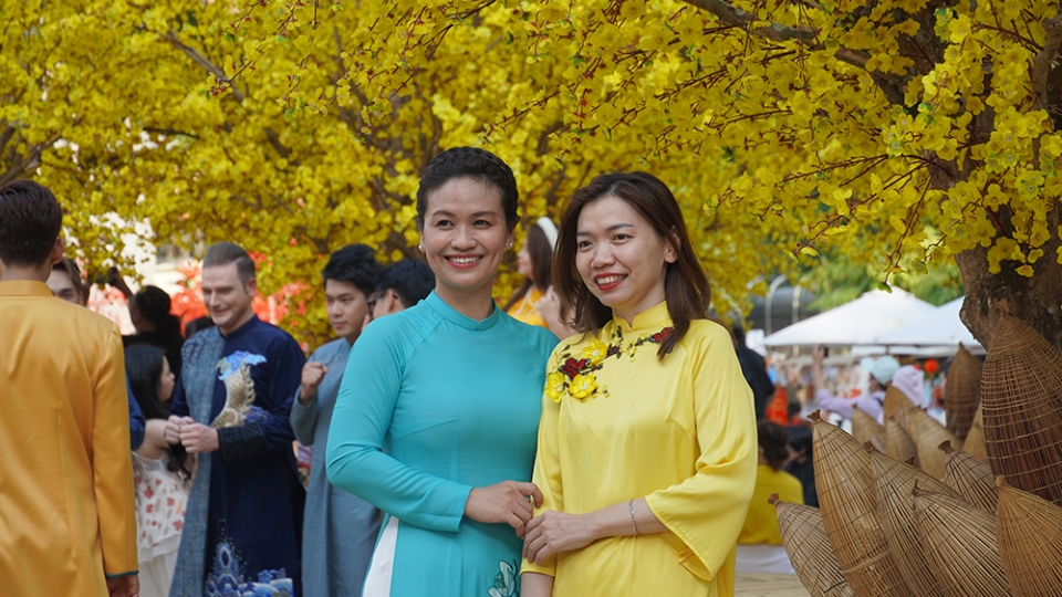 du_khach_chup_hinh_tai_khu_vuc_tieu_canh_trang_tri_tet_anh_vu_huong.jpg