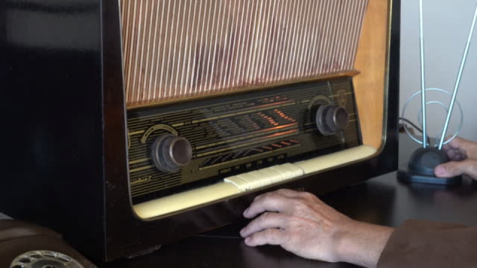 nghe radio.jpg