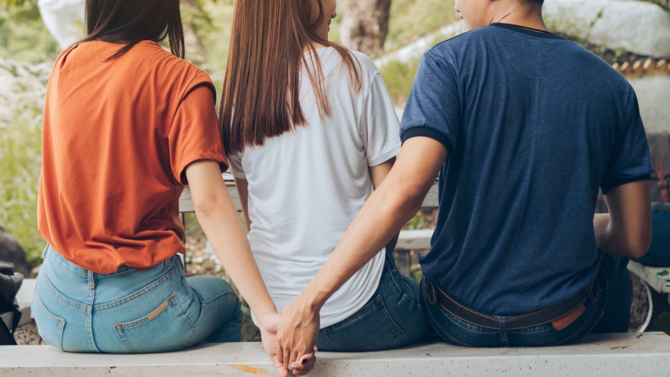 Chàng trai dằn vặt vì lỡ rơi vào lưới tình với người thứ ba dù đã có vợ