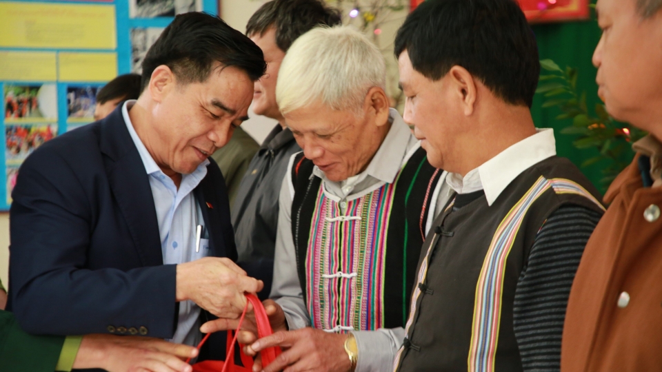 nguoi_dan_vung_cao_bien_gioi_quang_nam_duoc_ho_tro_gao_va_nhu_yeu_pham_don_tet_2.jpg