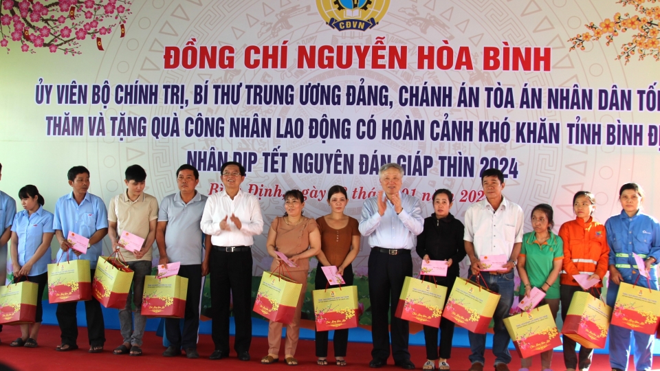 ong_nguyen_hoa_binh_tang_qua_cong_nhan_khu_cong_nghiep_nhon_hoa.jpg
