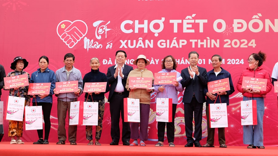 ong_nguyen_trong_nghia_truong_ban_tuyen_giao_trung_uong_thu_6_tu_trai_qua_va_ong_nguyen_van_quang_bi_thu_thanh_uy_da_nang_thu_4_tu_phai_sang_tang_qua_ho_n.jpg