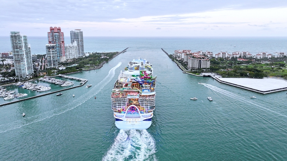 rs-2024-01-28t012709z_96685151_rc2iq5a6g7el_rtrmadp_3_royal-caribbean-icon-of-the-seas.jpg
