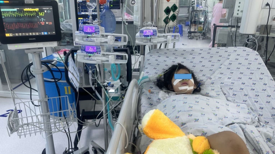 sau_dieu_tri_ecmo_12_ngay_tre_duoc_cai_ecmo_cai_may_tho_tinh_tao_anh_benh_vien_cung_cap.png