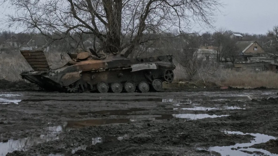 xe thiet giap Ukraine bi ban chay tren bun lay o ngoai vi thi tran Orikhiv, xe Ukraine chay -nytimes.jpg