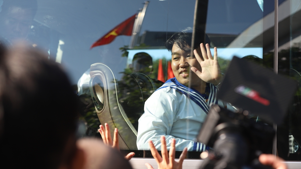 Đông đảo người thân đến tiễn các thanh niên. (Ảnh_ Tỷ Huỳnh).jpg