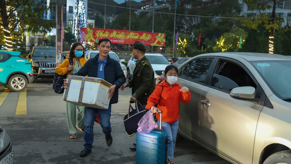 1_-_rang_sang_nay_5_2_tuc_26_thang_chap_san_cung_van_hoa_lao_dong_viet_-_nhat_tp_ha_long_tap_nap_nhung_chuyen_xe_xuan._tho_lo_cong_nhan_mo_cua_cong_ty_than_hon_gai_-_tkv_cung_gia_dinh_ron_rang_.jpg