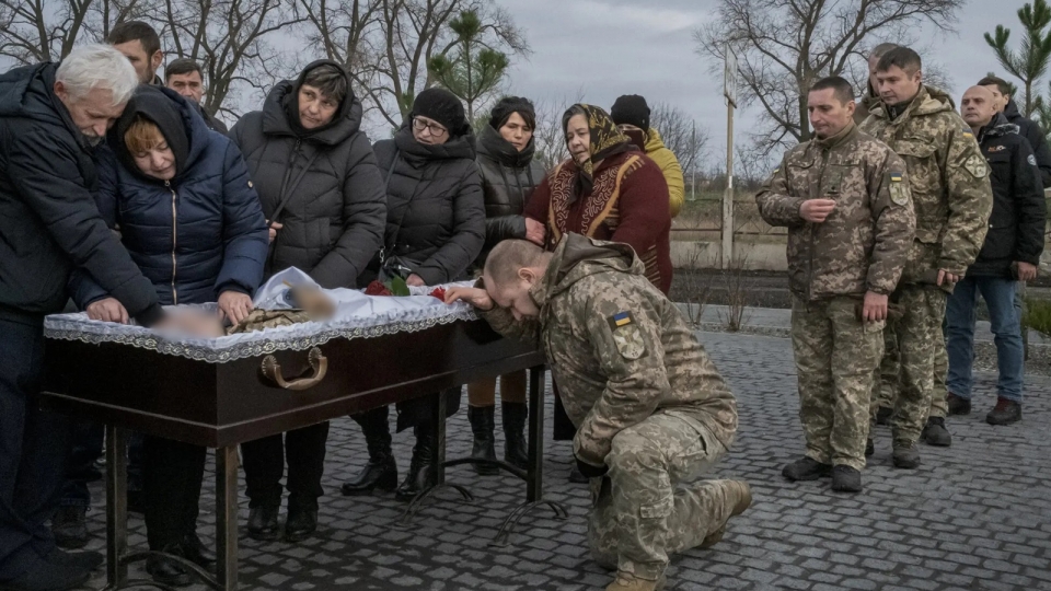 3 linh Ukraine tu tran, quan tai linh Ukraine -nytimes.jpg