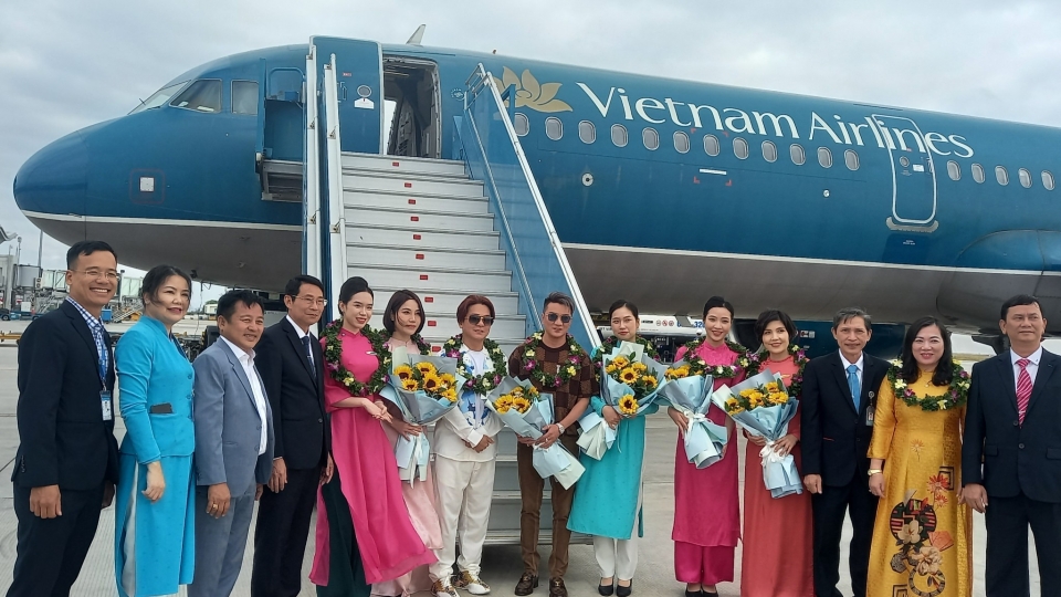 Lãnh đạo tỉnh Khánh Hòa, ngành du lịch, Cảng hàng không quốc tế Cam Ranh chào đón những vị khách đầu tiên.jpg