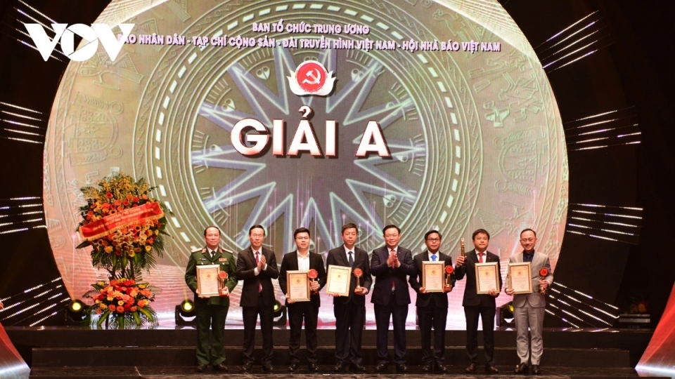 búa liềm vàng.jpg