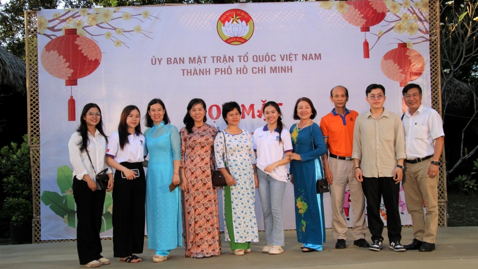 cha_me_nuoi_nguoi_viet_va_cac_con_la_sinh_vien_lao_campuchia_anh_a.h.jpg