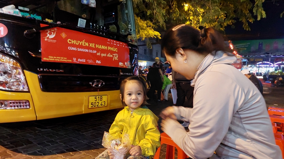 chuyen_xe_hanh_phuc_dua_nhieu_hanh_khach_nho_tuoi_ve_que_don_tet.jpg