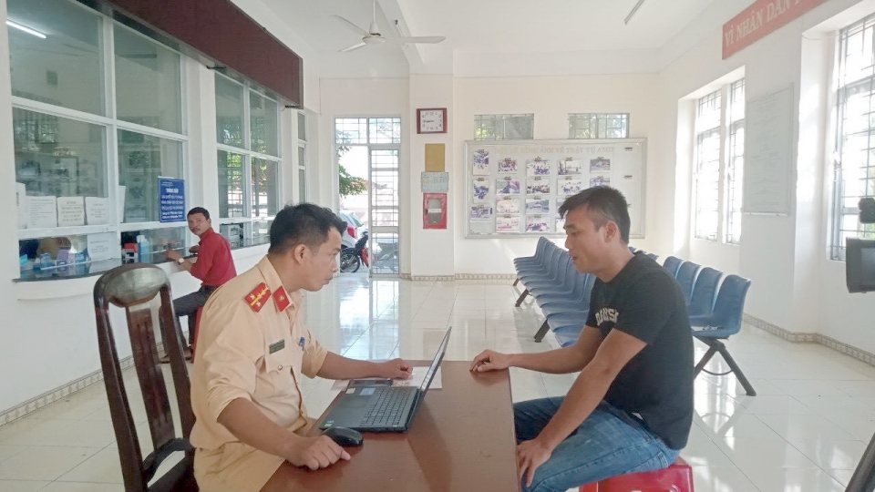 cong_an_lam_viec_voi_2_thanh_nien_lang_lach_dang_vong_phuong_tien_tren_duong._1.jpg