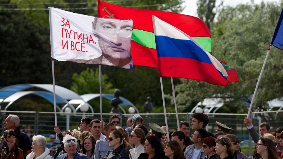 dan vung ly khai Transnistria vay co Nga va co Transnistria o thu phu Tiraspol 2014 -afp.jpg