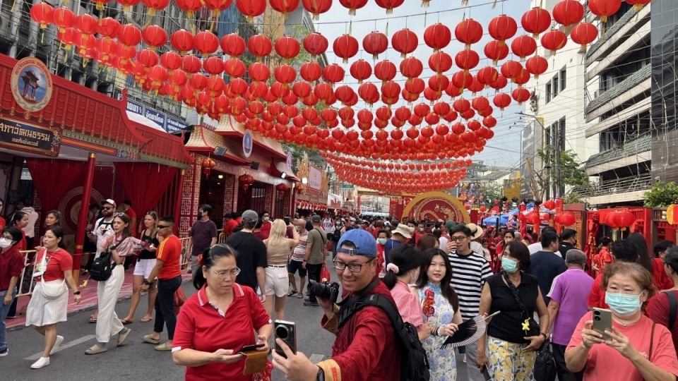 du_khach_do_ve_khu_vuc_china_town_o_thu_do_bangkok_trong_ngay_dau_tien_cua_nam_moi_giap_thin.jpg