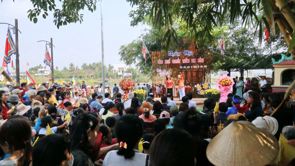 ngay_hoi_lang_nghe_moc_kim_bong_thu_hut_dong_dao_cac_nghe_nhan_tho_lam_nghe_nguoi_dan_va_du_khach_tham_gia.jpg