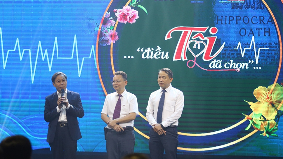 ong_pham_tan_tu_giam_doc_vov_mien_trung_mac_vest_cung_giam_doc_vtv8_va_giam_doc_ttxvn_khu_vuc_mien_trung-_tay_nguyen_phat_bieu_giao_luu_tai_chuong_trinh.jpg