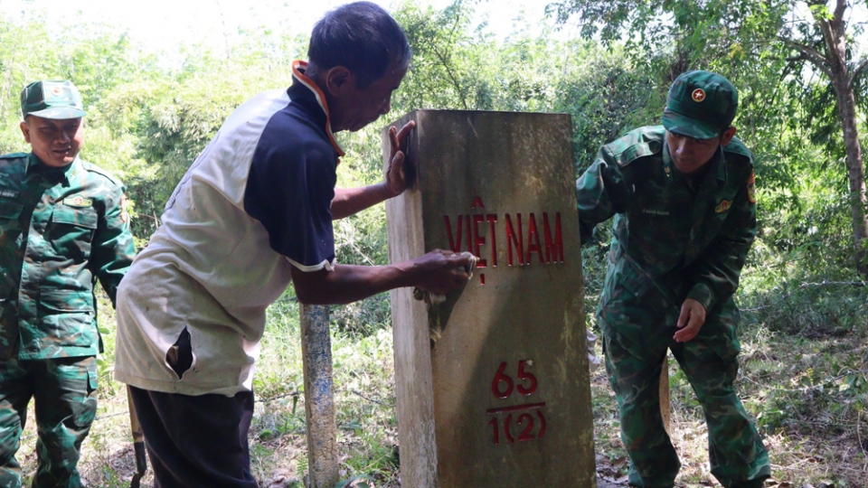 ong_sinh_von_61_tuoi_nguoi_khmer_cung_luc_luong_bien_phong_cham_soc_cot_moc_bien_gioi.jpg