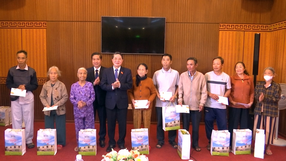 pho_chu_tich_quoc_hoi_nguyen_duc_hai_trao_qua_tet_tang_20_ho_hoan_canh_kho_khan_oxa_tam_xuan_1_huyen_nui_thanh_tinh_quang_nam.jpg