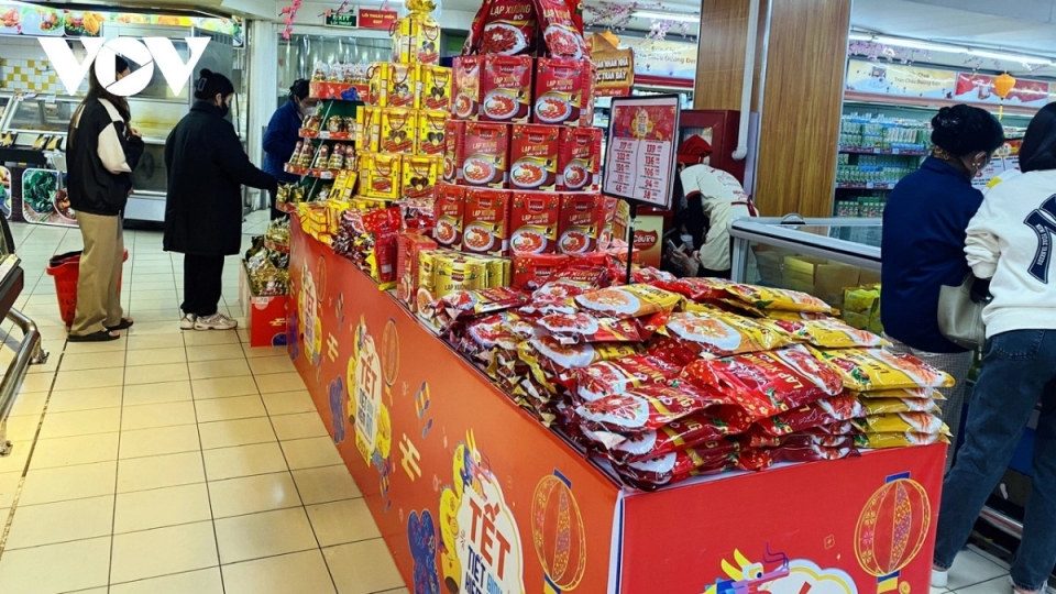 supermarkets offer essential goods at stable prices during the lunar New Year holday.jpg