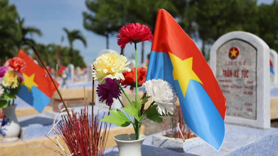 tu_nam_2015_tinh_quang_tri_to_chuc_chuong_trinh_hoa_dang_mo_liet_si_van_dong_dong_gop_mua_binh_hoa_gan_len_mo_liet_si.jpg