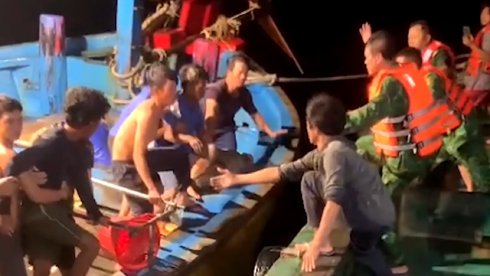 ba_ria_vung_tau_border_guards_receive_saved_foreign_sailors.png