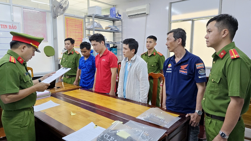co_quan_canh_sat_dieu_tra_cong_an_tp._long_xuyen_thi_hanh_lenh_bat_tam_giam_doi_voi_loc_khoa_toan_va_khanh.jpg