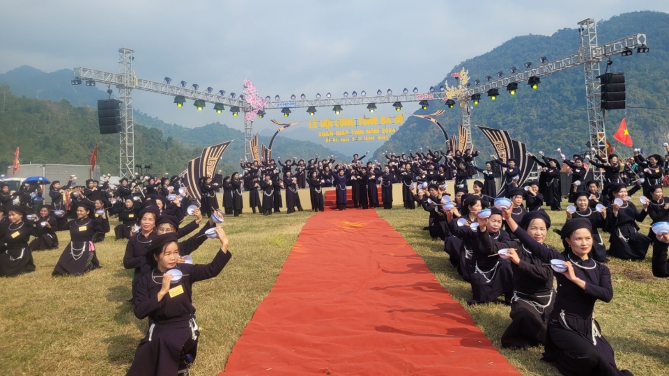 diem_nhan_cua_tuan_van_hoa_du_lich_la_man_trinh_dien_mua_bat_co_1.000_nguoi_tham_gia_.jpg