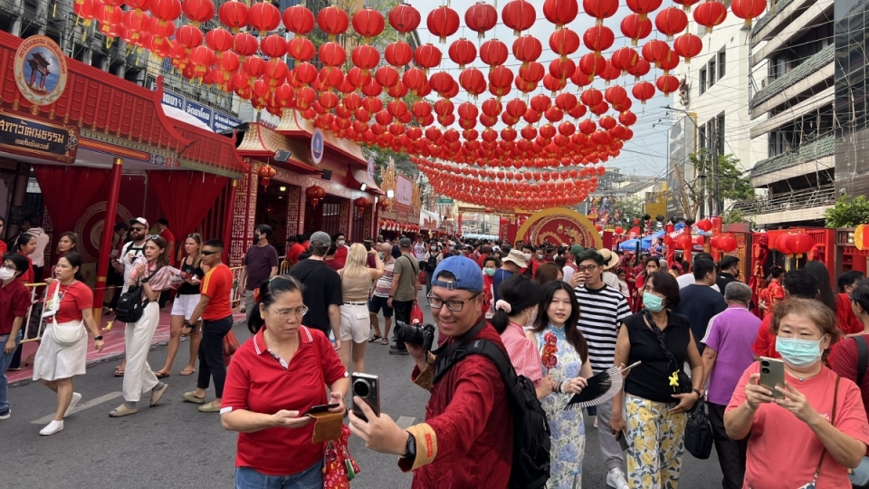 du_khach_do_ve_khu_vuc_china_town_o_thu_do_bangkok_trong_ngay_dau_tien_cua_nam_moi_giap_thin.jpg