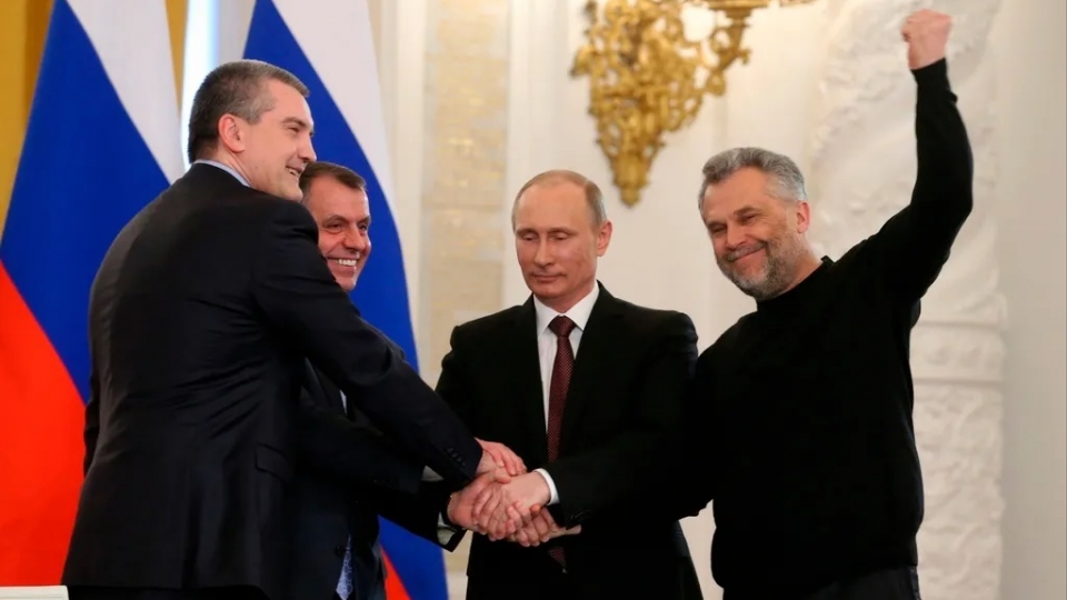 lanh dao Crimea (than Nga) va Tong thong Putin bat tay sau khi ky hiep uoc Crimea gia nhap Nga 3-2014 -sputnik.jpg