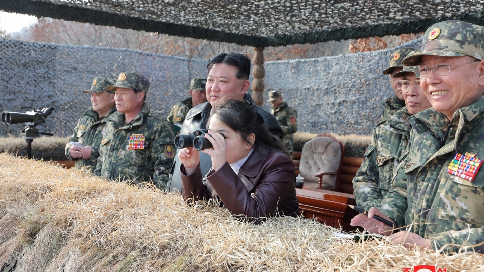 lanh dao Trieu Tien Kim Jong Un thi sat quan doi Trieu Tien tap tran, con gai Kim Jong Un -kcna.jpg