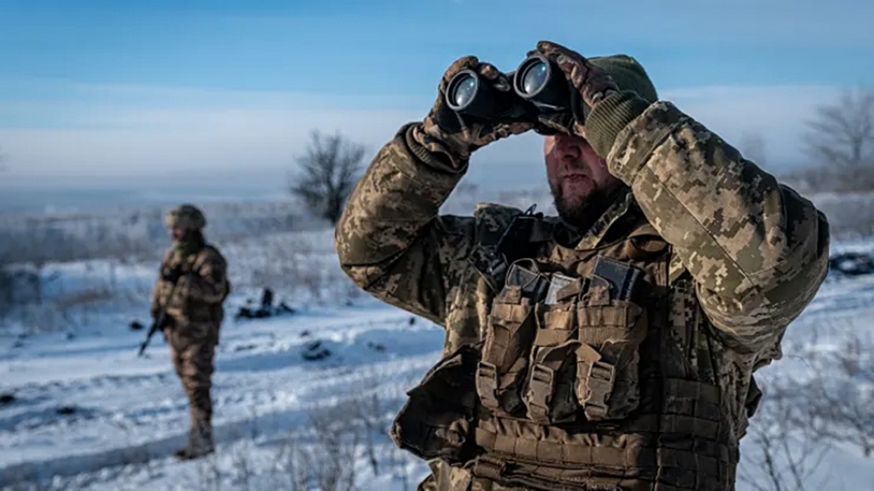 linh Ukraine quan sat bau troi bang ong nhom de tim UAV Nga o Donetsk -anadolu.jpg